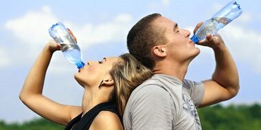 Principal del consumo de agua con una nutrición adecuada